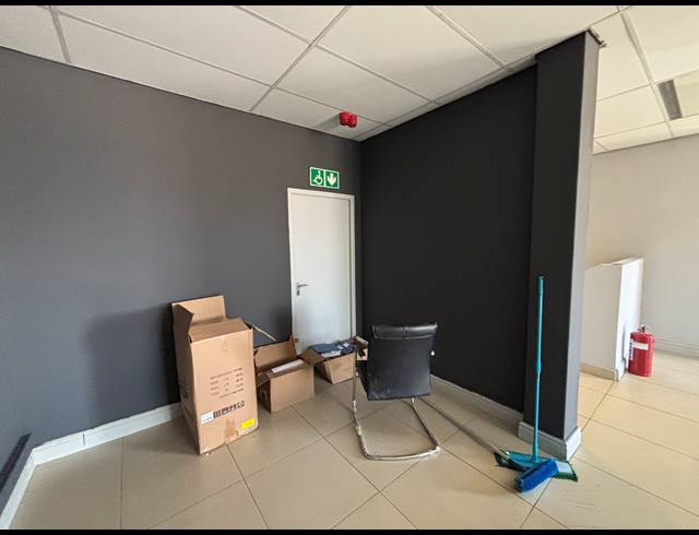 547M² WAREHOUSE TO LET IN STIKLAND INDUSTRIAL